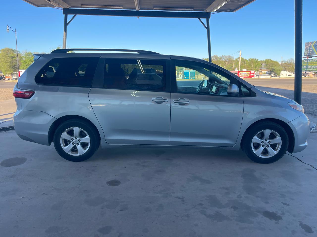 Toyota Sienna 5dr 8-Pass Van LE FWD (Natl) 2015