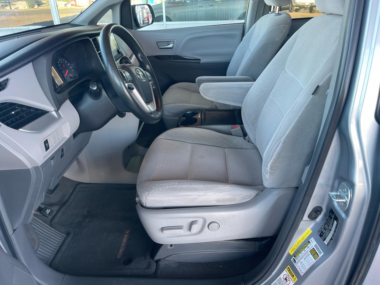 Toyota Sienna 5dr 8-Pass Van LE FWD (Natl) 2015