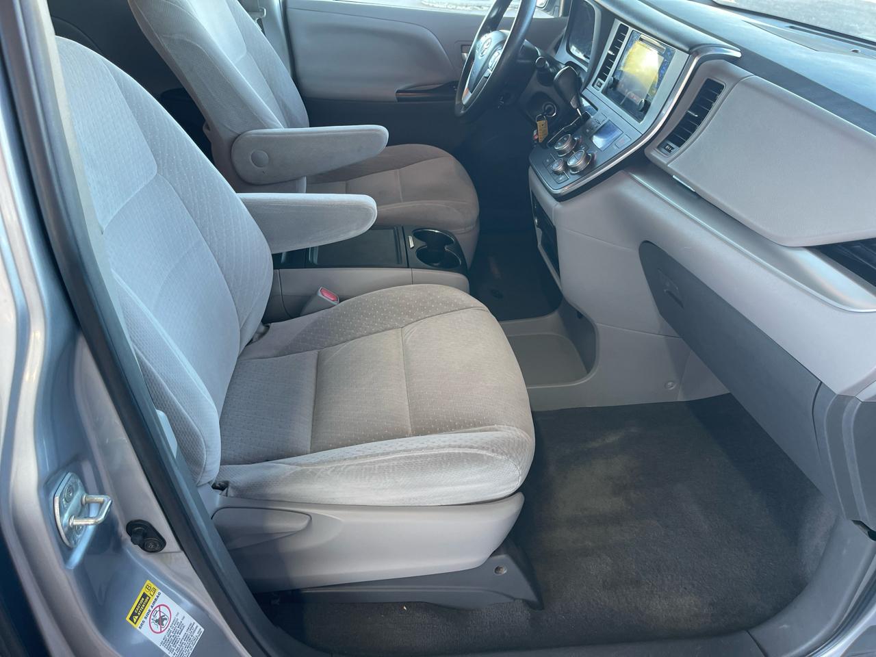 Toyota Sienna 5dr 8-Pass Van LE FWD (Natl) 2015