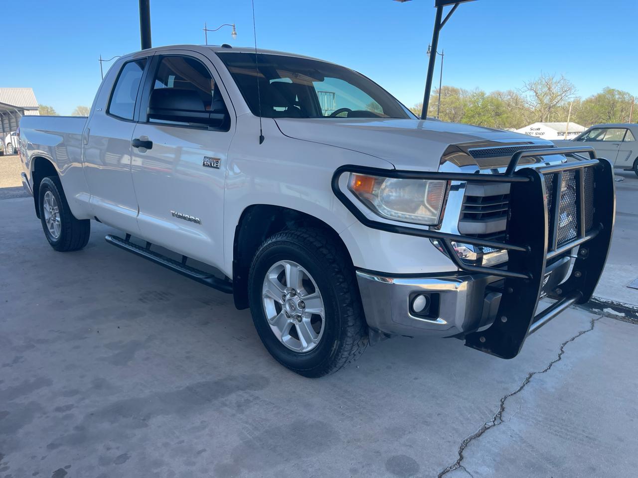 Toyota Tundra 4WD Double 145.7" 5.7L V8 SR5 (Natl 2014