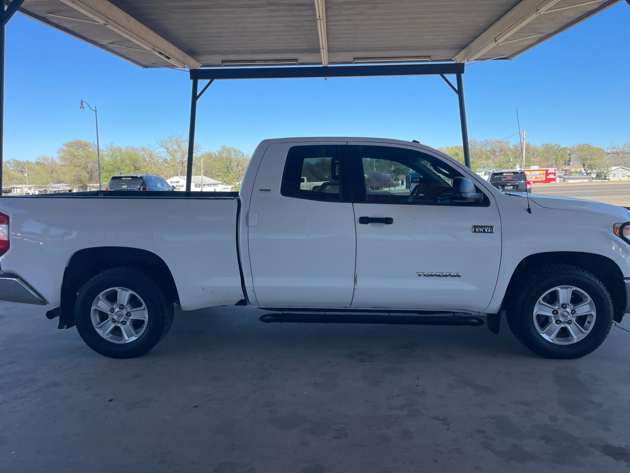 Toyota Tundra 4WD Double 145.7" 5.7L V8 SR5 (Natl 2014