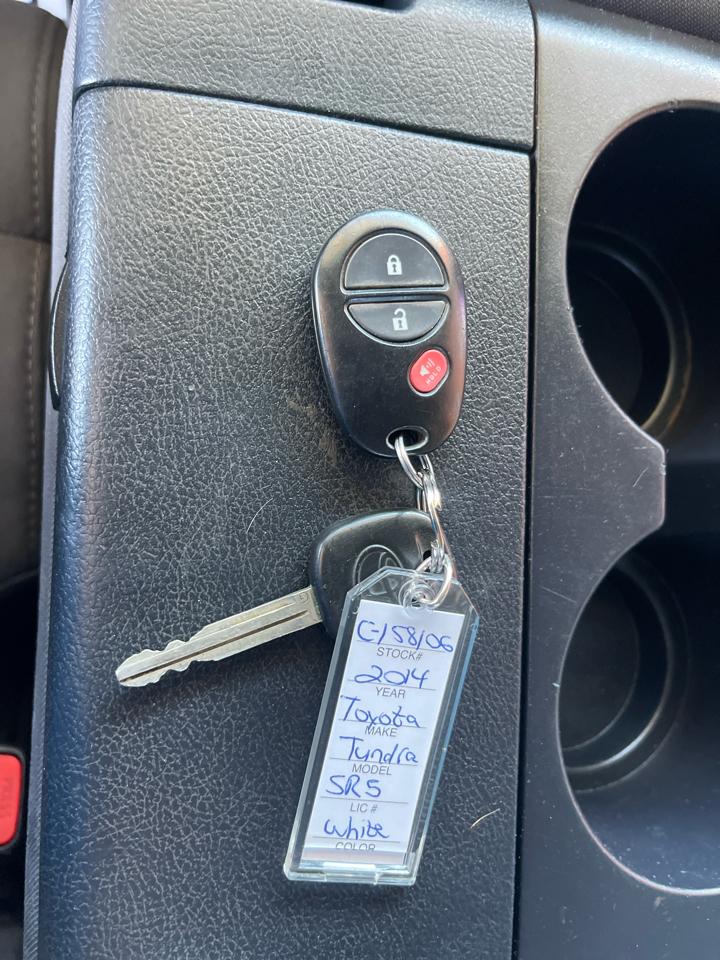 Toyota Tundra 4WD Double 145.7" 5.7L V8 SR5 (Natl 2014