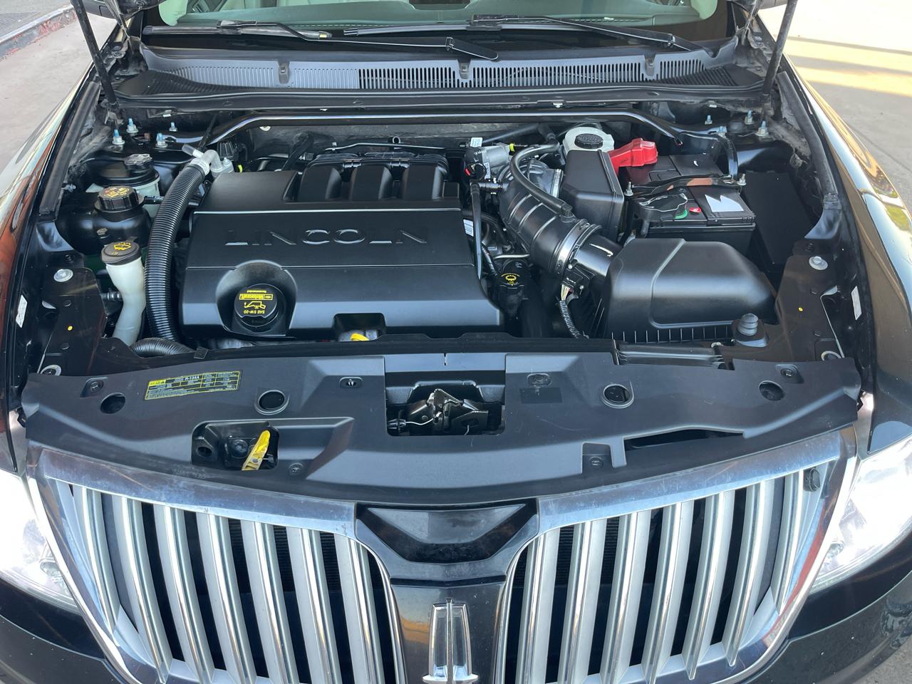 Lincoln MKS 4dr Sdn 3.7L AWD 2010