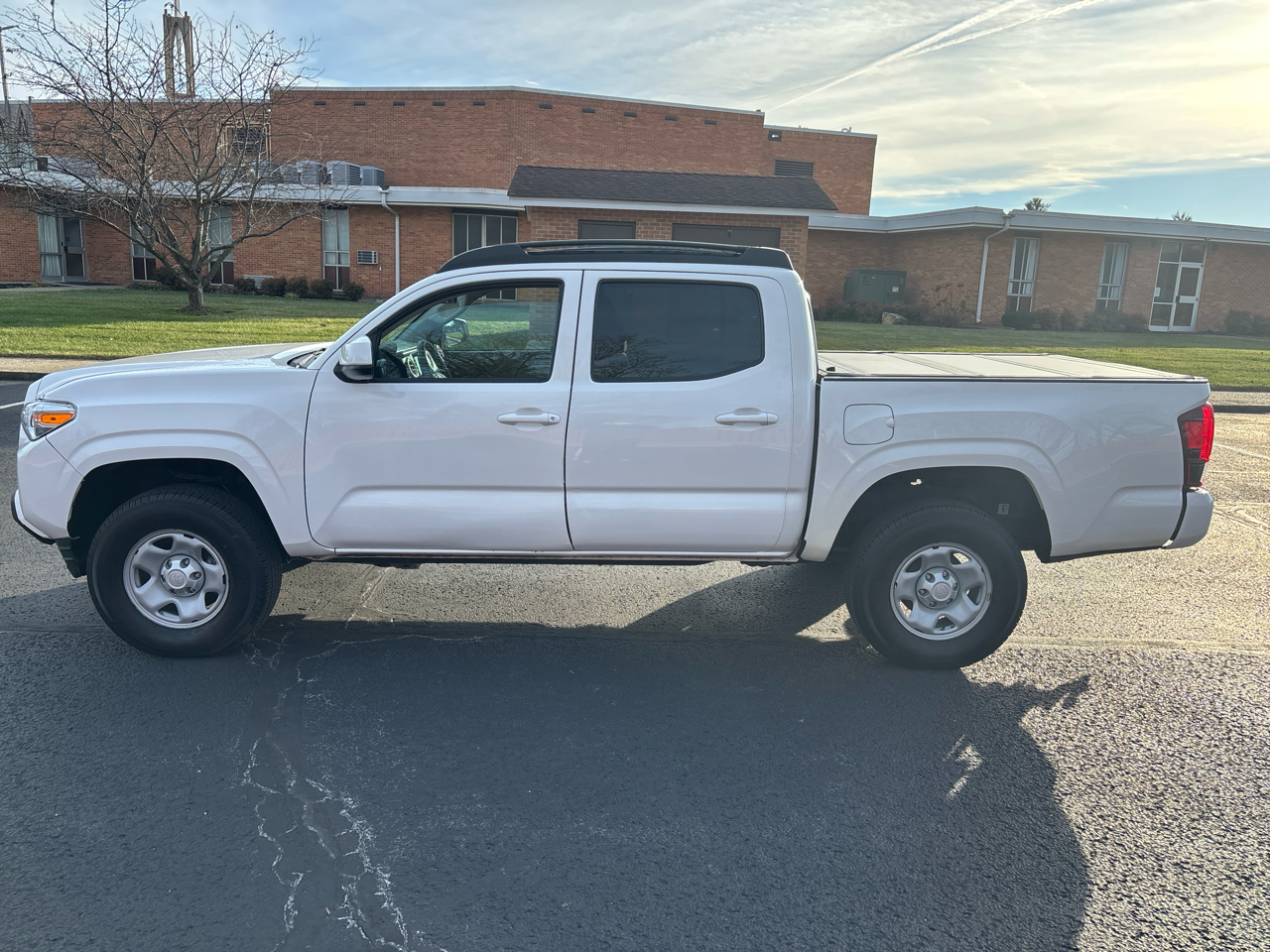 Toyota Tacoma 4WD SR Double Cab 5' Bed V6 AT (Natl) 2022