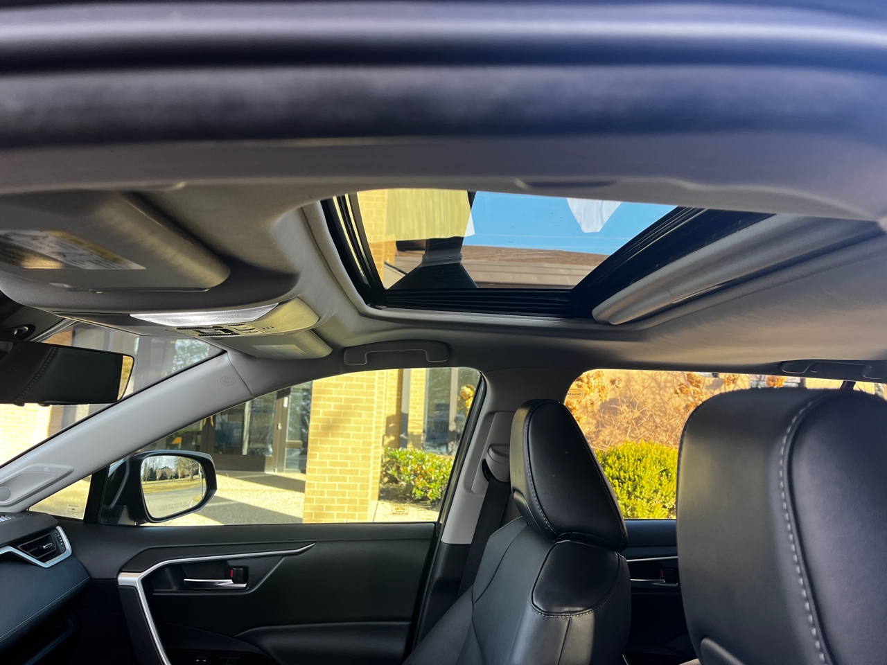 Toyota RAV4 Hybrid XLE Premium AWD (Natl) 2021