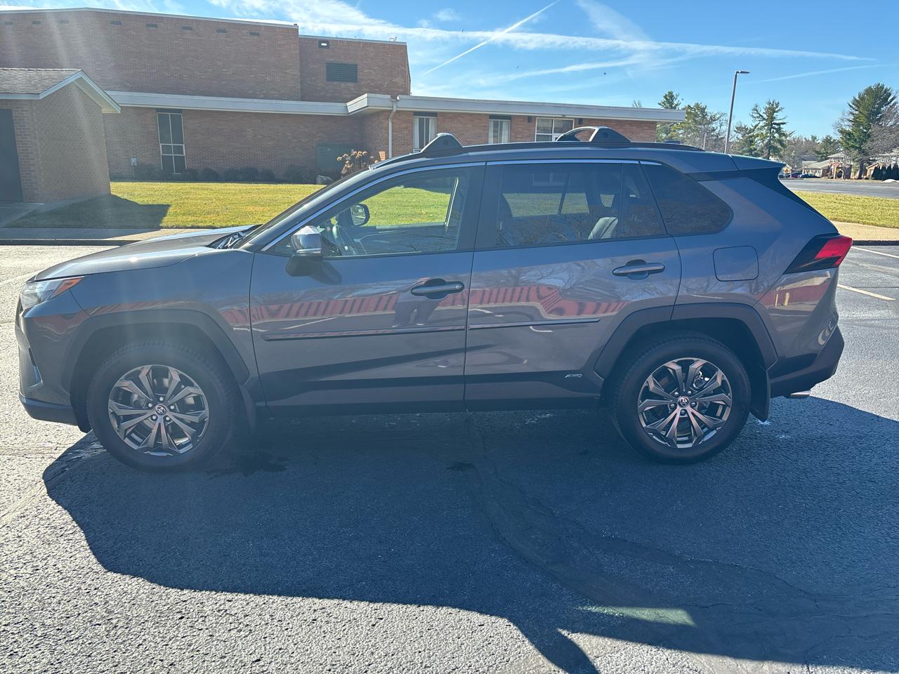 Toyota RAV4 Hybrid XLE Premium AWD (Natl) 2022