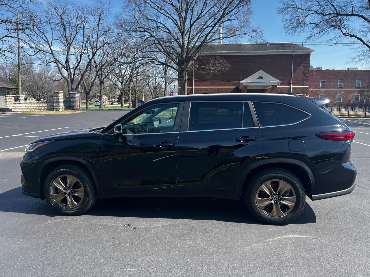 Toyota Highlander Hybrid Bronze Edition FWD (Natl) 2023