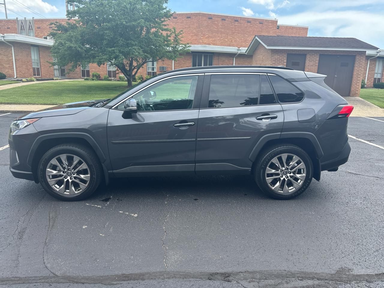 Toyota RAV4 XLE Premium AWD (Natl) 2021
