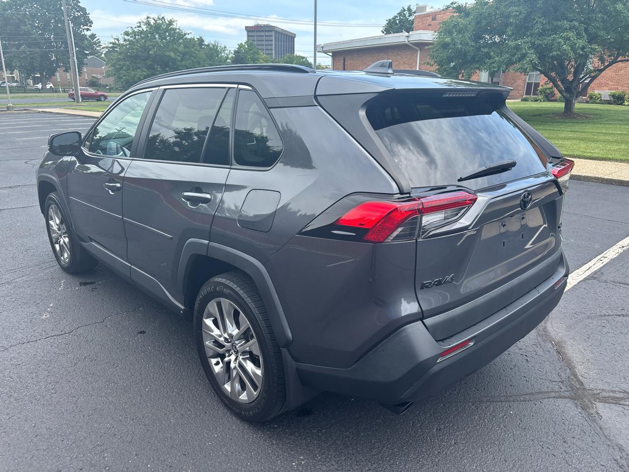 Toyota RAV4 XLE Premium AWD (Natl) 2021
