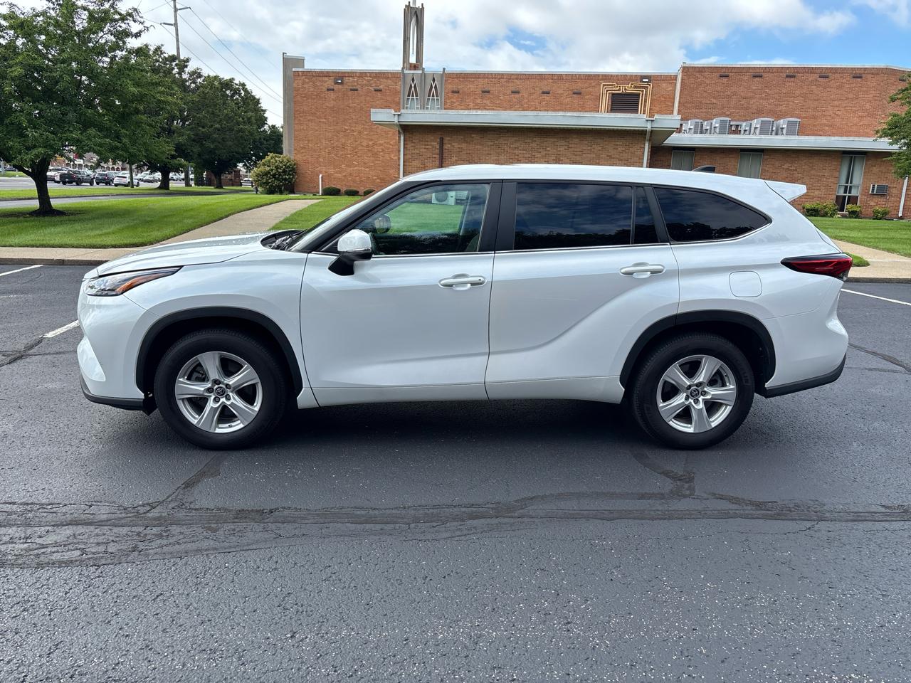 Toyota Highlander LE 4D SUV FWD 2023