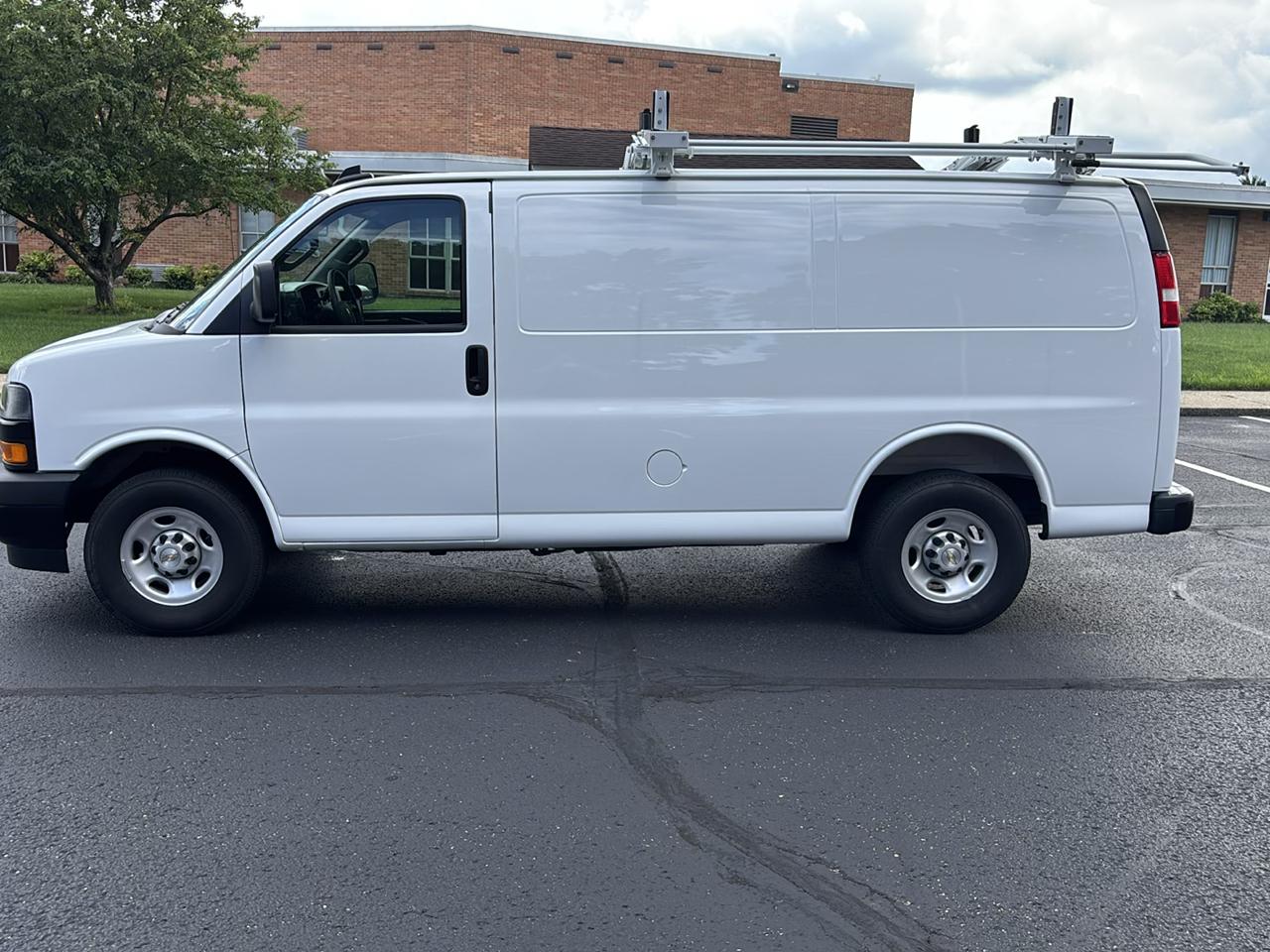 Chevrolet Express Cargo Van RWD 2500 135" 2025