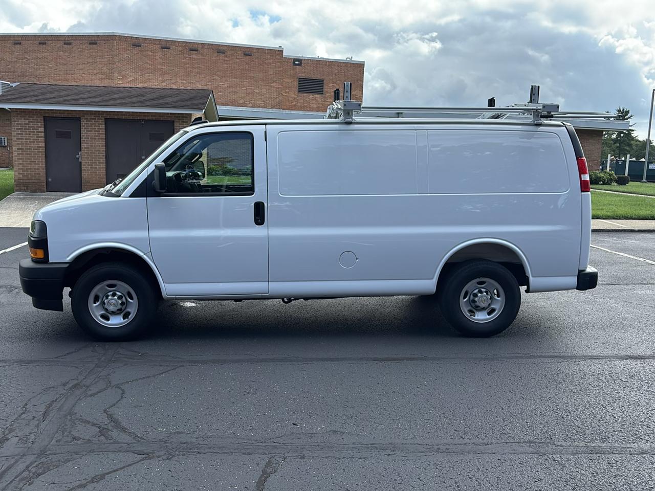 Chevrolet Express Cargo Van RWD 2500 135" 2025