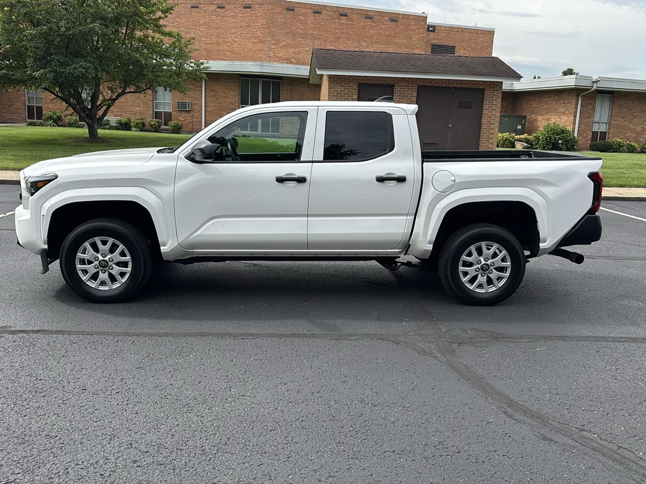 Toyota Tacoma 4WD SR Double Cab 5' Bed AT (Natl) 2024