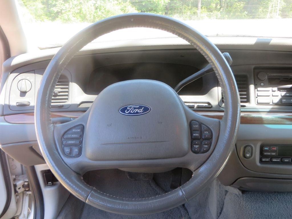 Ford Crown Victoria LX 2003