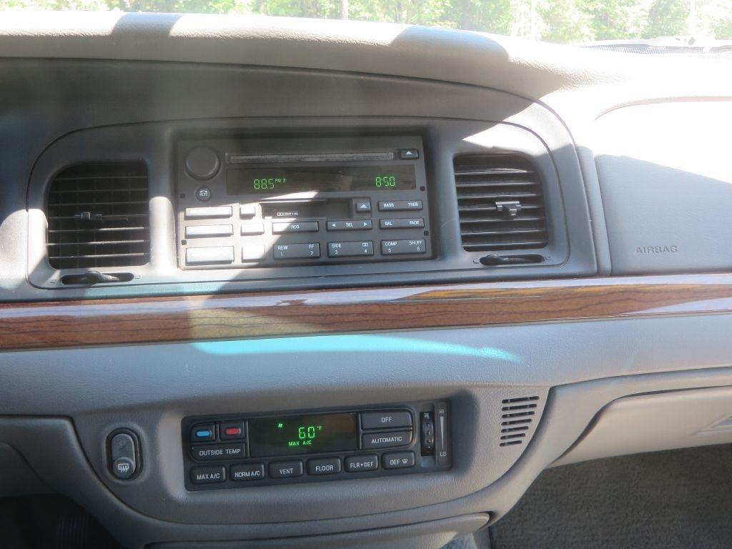 Ford Crown Victoria LX 2003