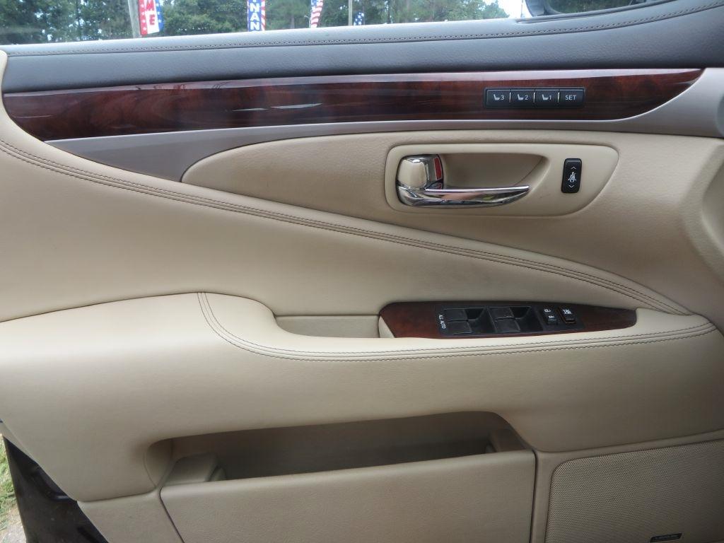 Lexus LS 460  2016