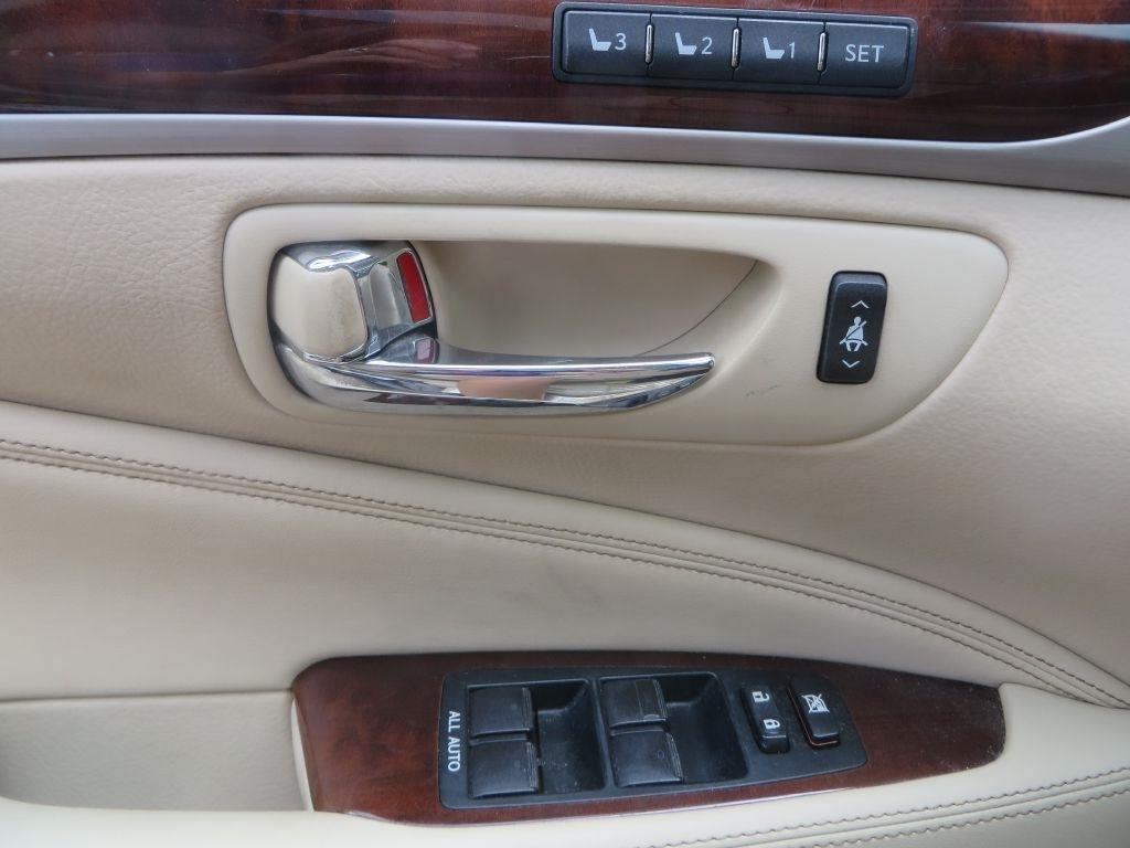 Lexus LS 460  2016