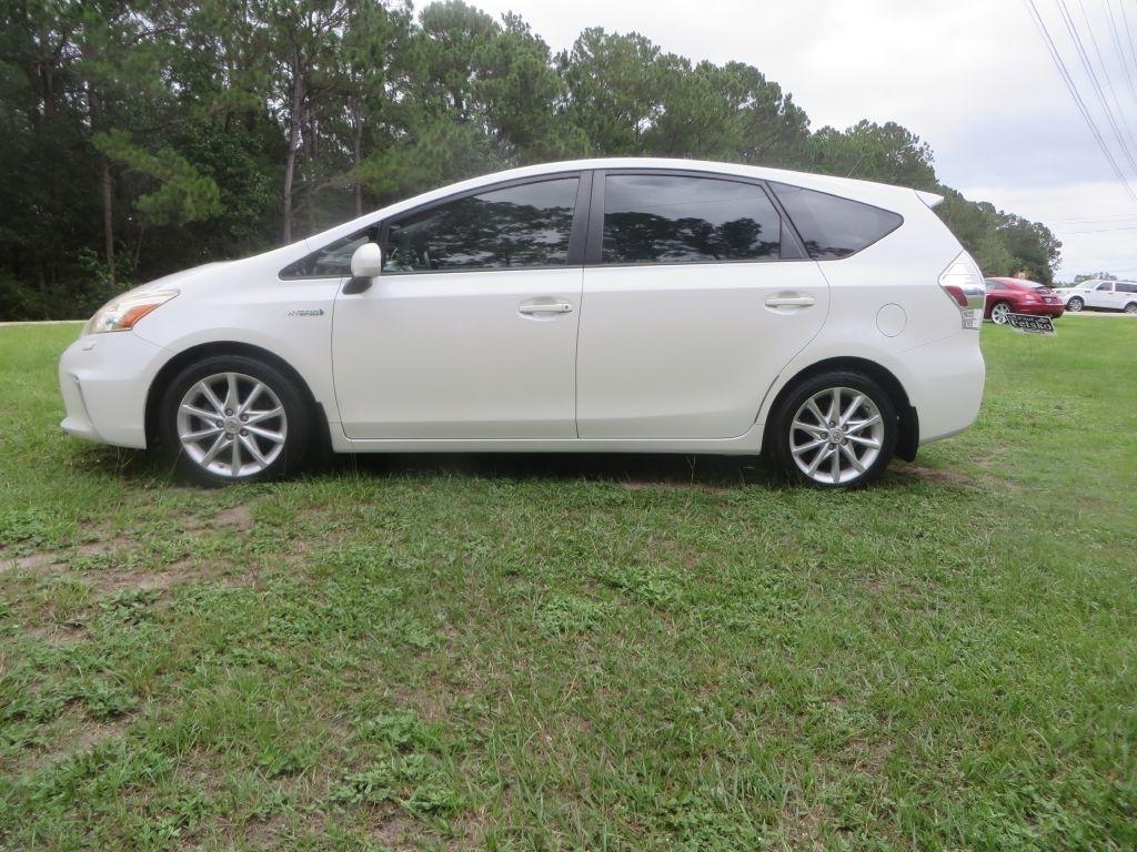 Toyota Prius V  2013