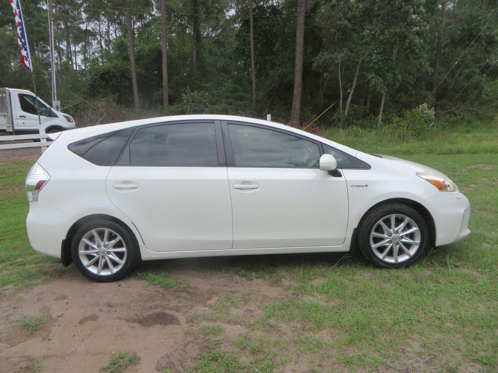 Toyota Prius V  2013