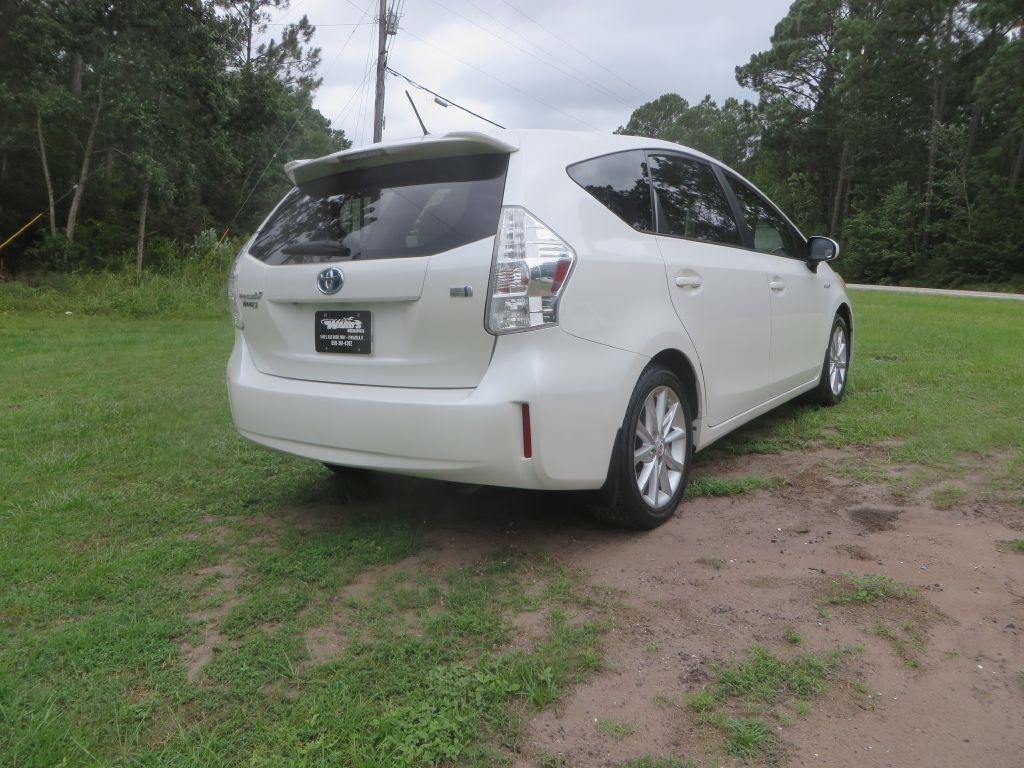 Toyota Prius V  2013