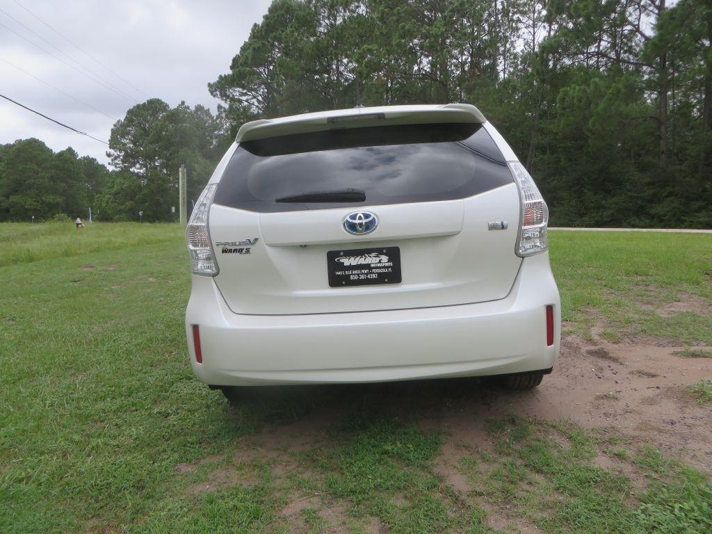 Toyota Prius V  2013