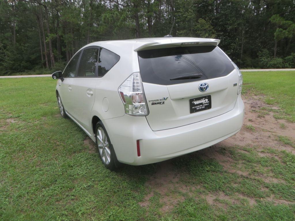 Toyota Prius V  2013