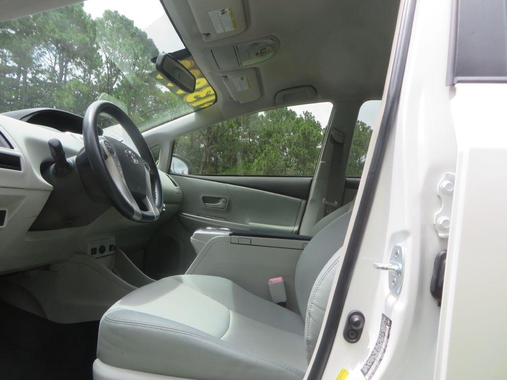 Toyota Prius V  2013