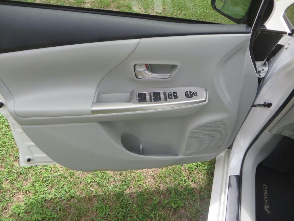 Toyota Prius V  2013