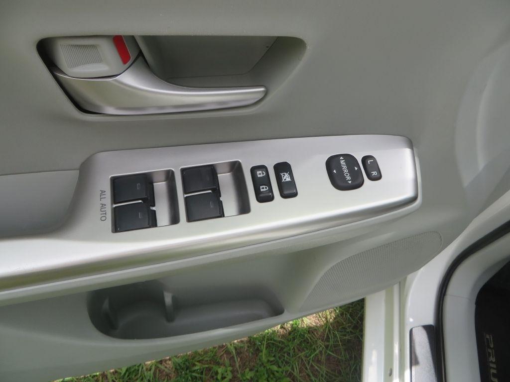 Toyota Prius V  2013