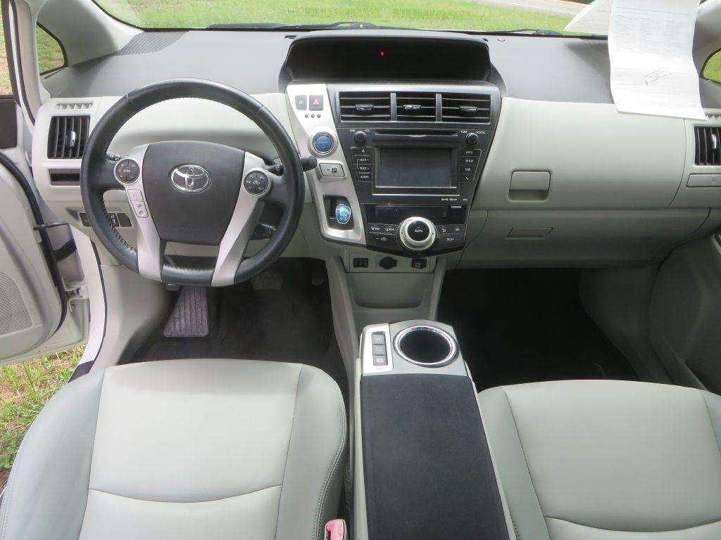 Toyota Prius V  2013