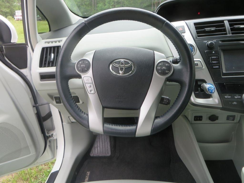Toyota Prius V  2013