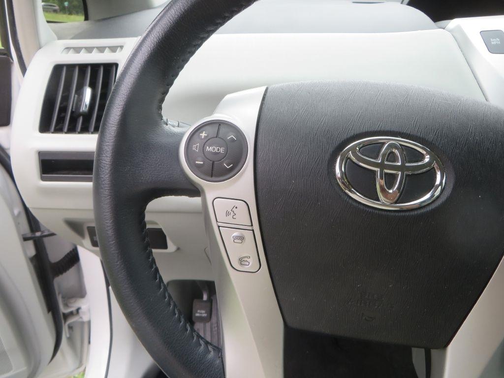 Toyota Prius V  2013