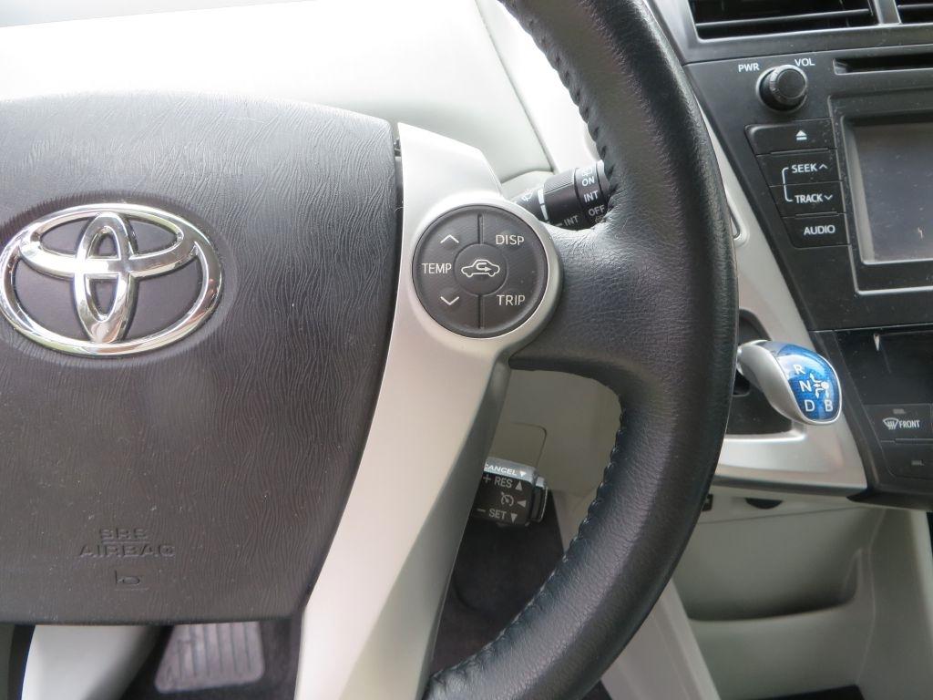 Toyota Prius V  2013