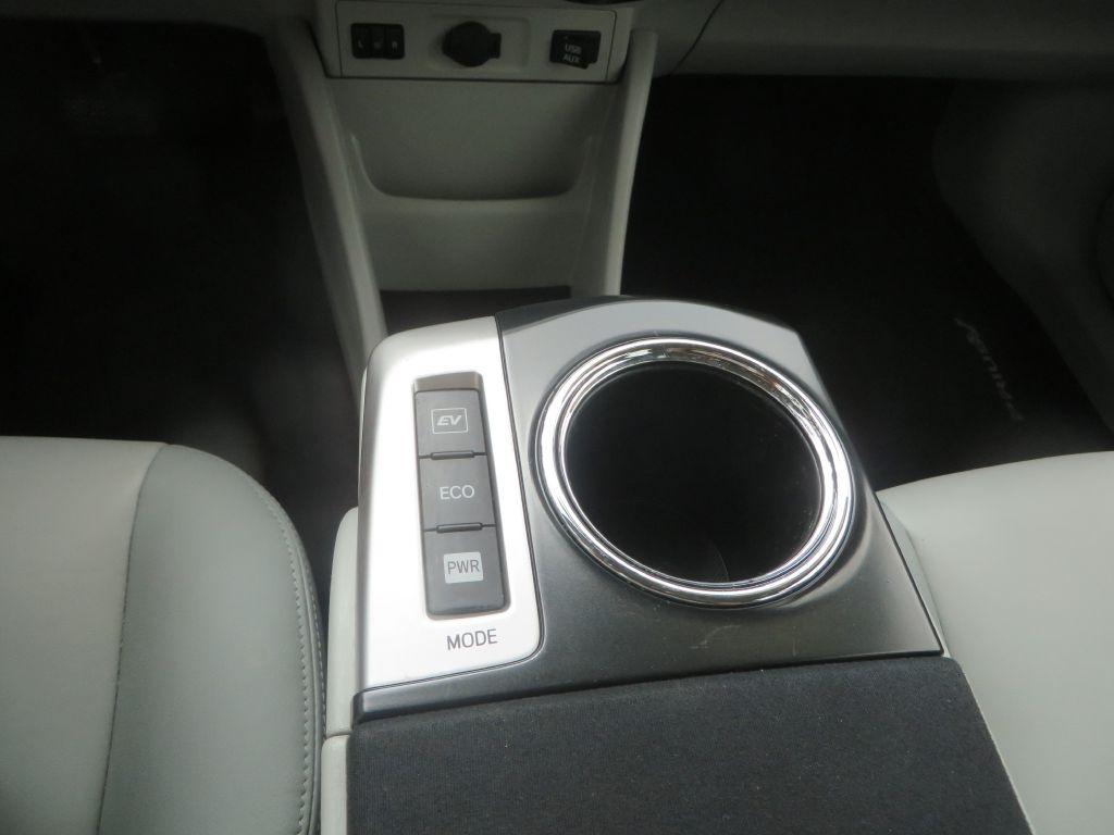 Toyota Prius V  2013