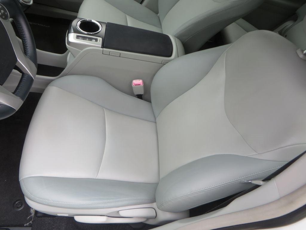 Toyota Prius V  2013