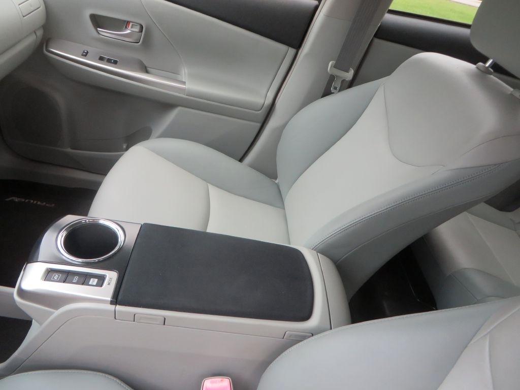Toyota Prius V  2013
