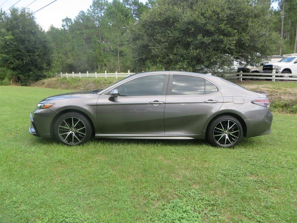 Toyota Camry SE 2021