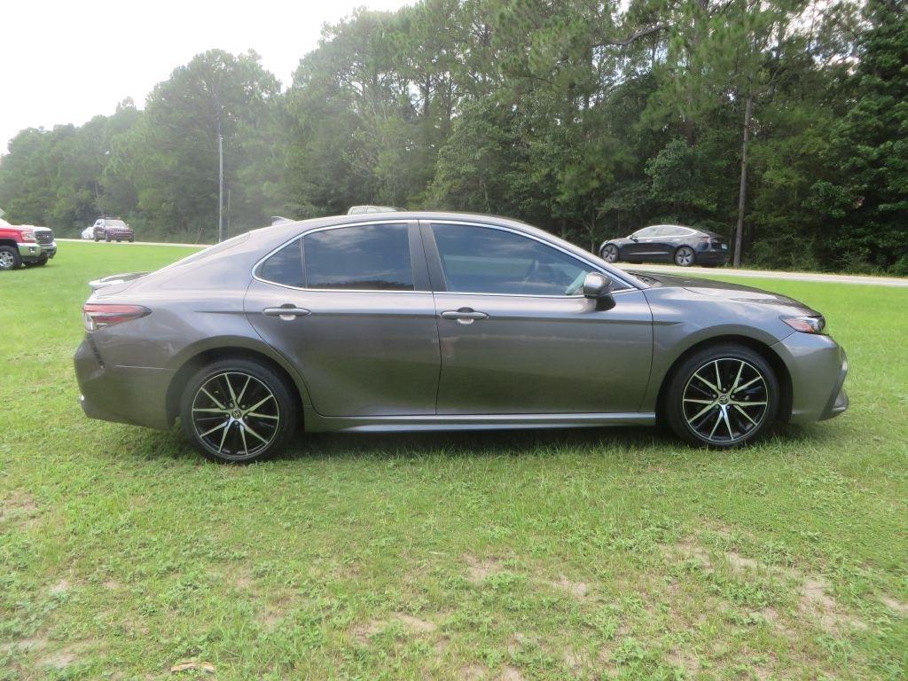Toyota Camry SE 2021