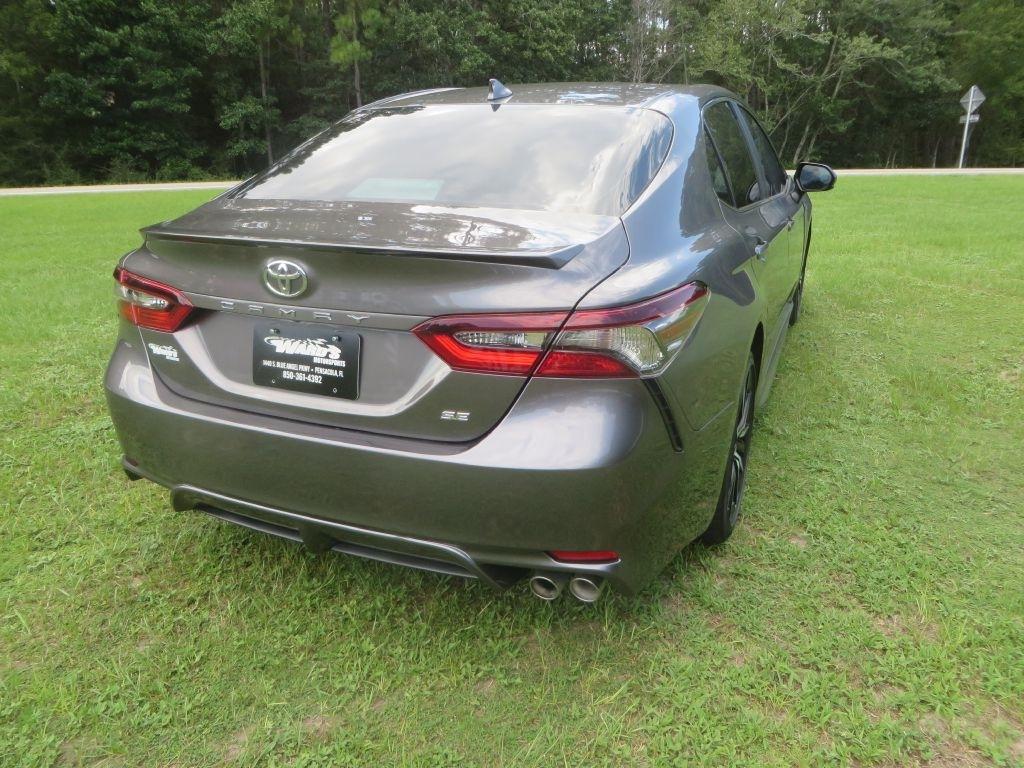 Toyota Camry SE 2021