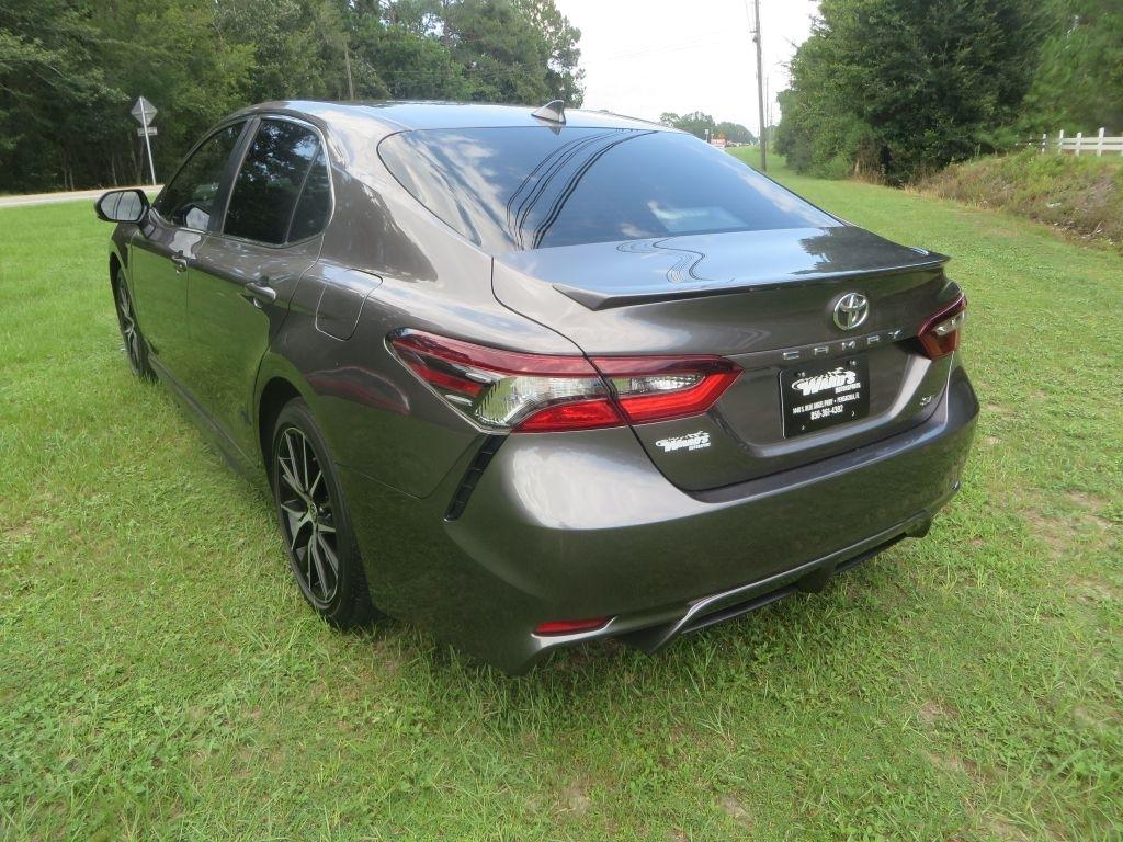 Toyota Camry SE 2021