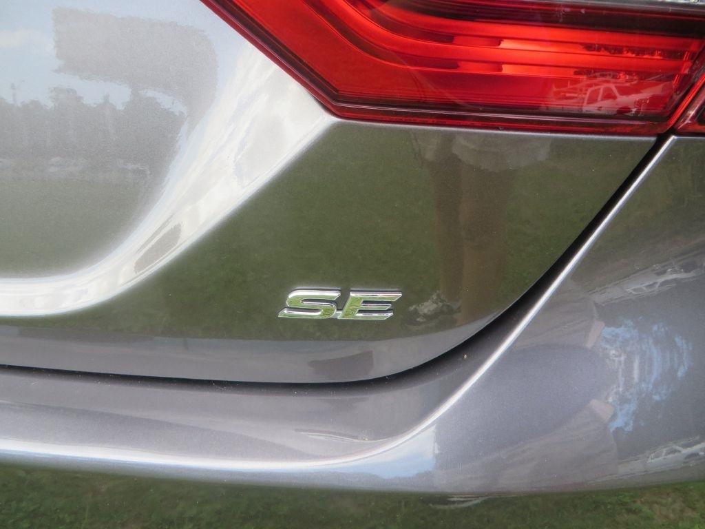 Toyota Camry SE 2021