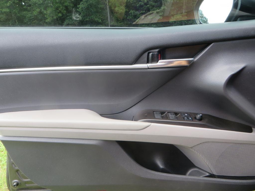 Toyota Camry SE 2021