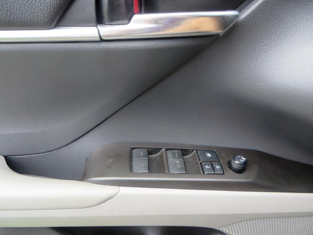 Toyota Camry SE 2021
