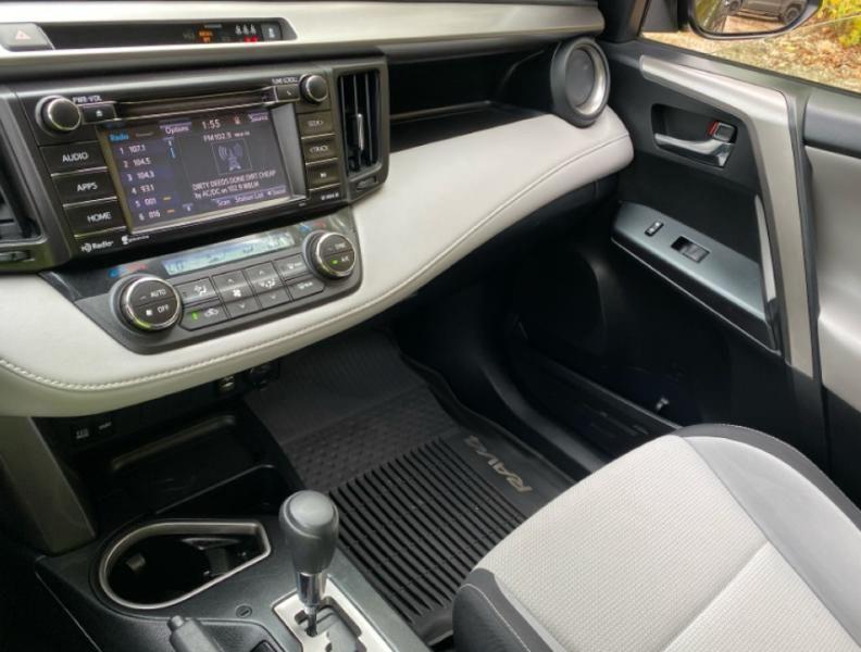 2017 Toyota RAV4 XLE photo 4