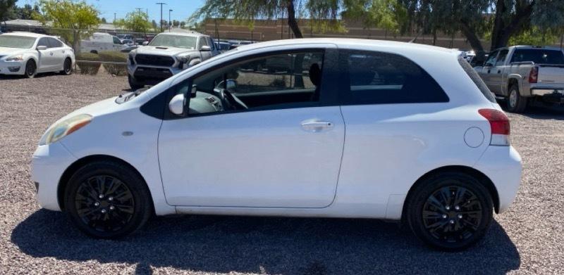 Toyota Yaris Base 2D Hatchback 2011