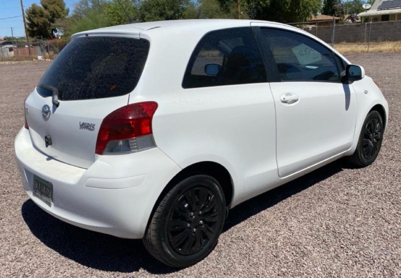 Toyota Yaris Base 2D Hatchback 2011