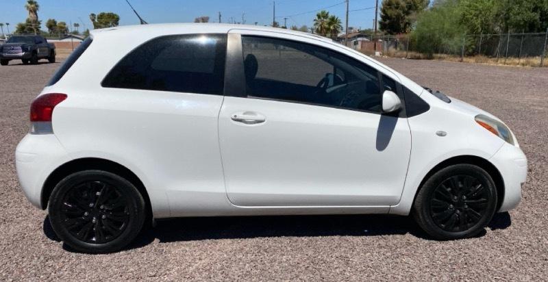 Toyota Yaris Base 2D Hatchback 2011