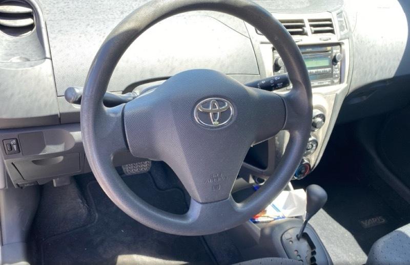 Toyota Yaris Base 2D Hatchback 2011