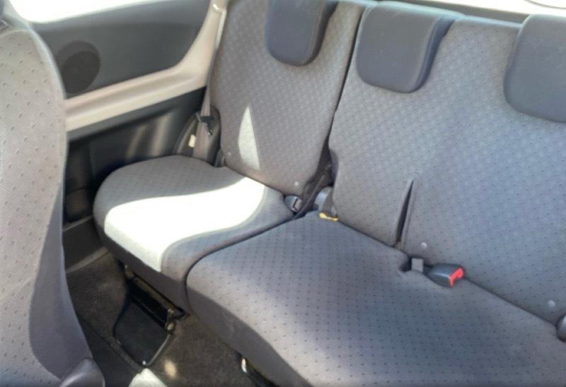 Toyota Yaris Base 2D Hatchback 2011