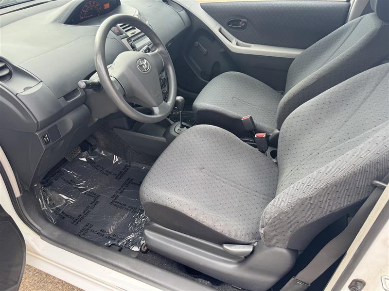 Toyota Yaris Base 2D Hatchback 2011